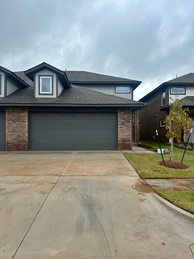 Moore House: 230 SW 34th St., Unit 1411