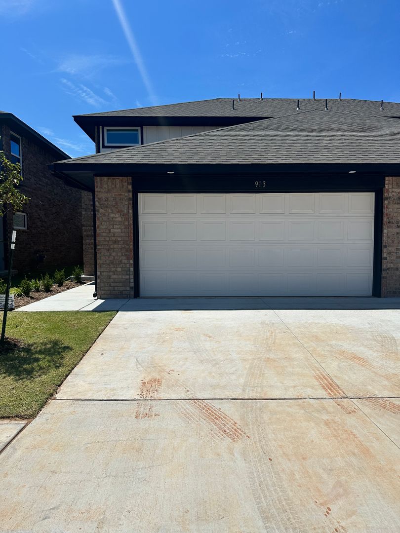 Moore House: 230 SW 34th St., Unit 913