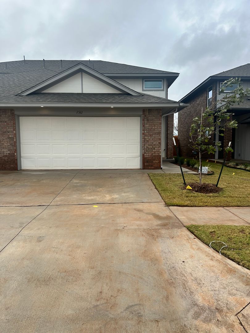 Moore House: 230 SW 34th St., Unit 1511