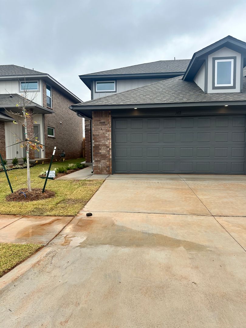 Moore House: 230 SW 34th St., Unit 1413