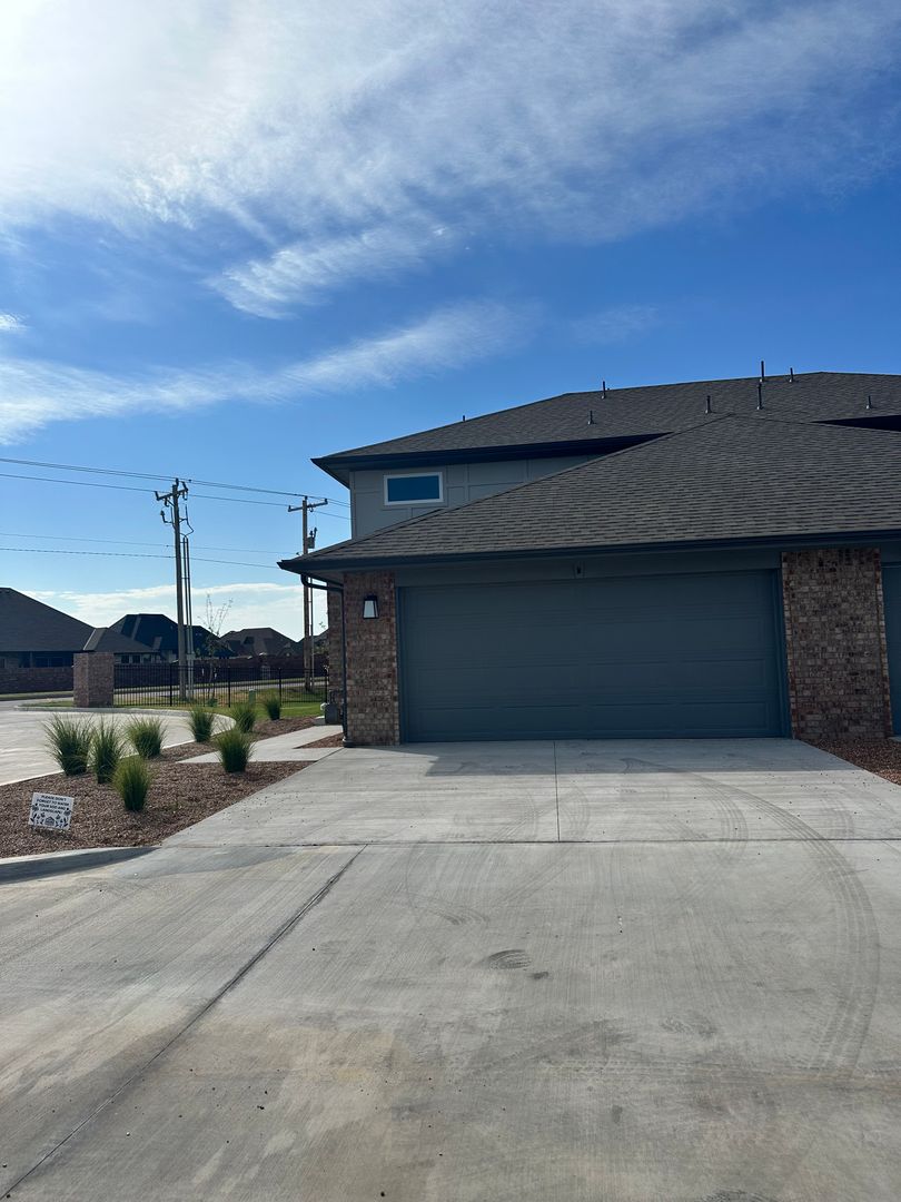 Edmond House: 19601 N Pennsylvania Ave, Unit M