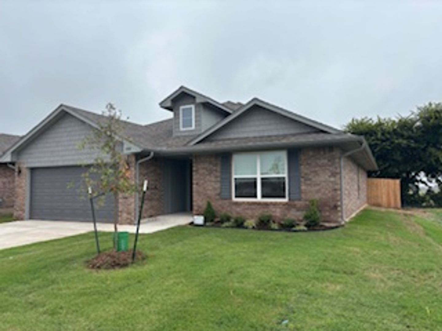Moore House: 2300 SE 92nd Terr