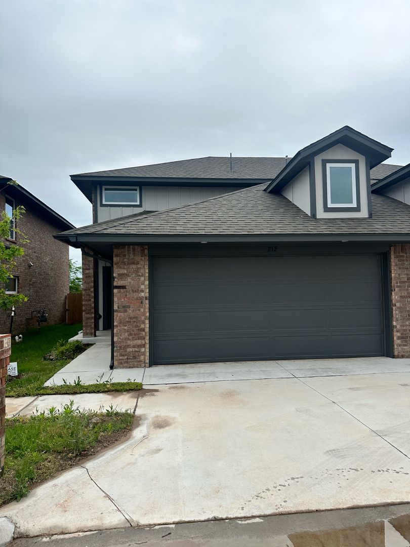 Moore House: 3751 S Broadway Ave, Unit 212