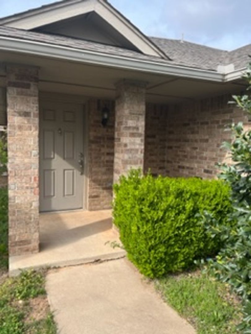 Moore Apartment: 113 NE 23rd Street, Unit A