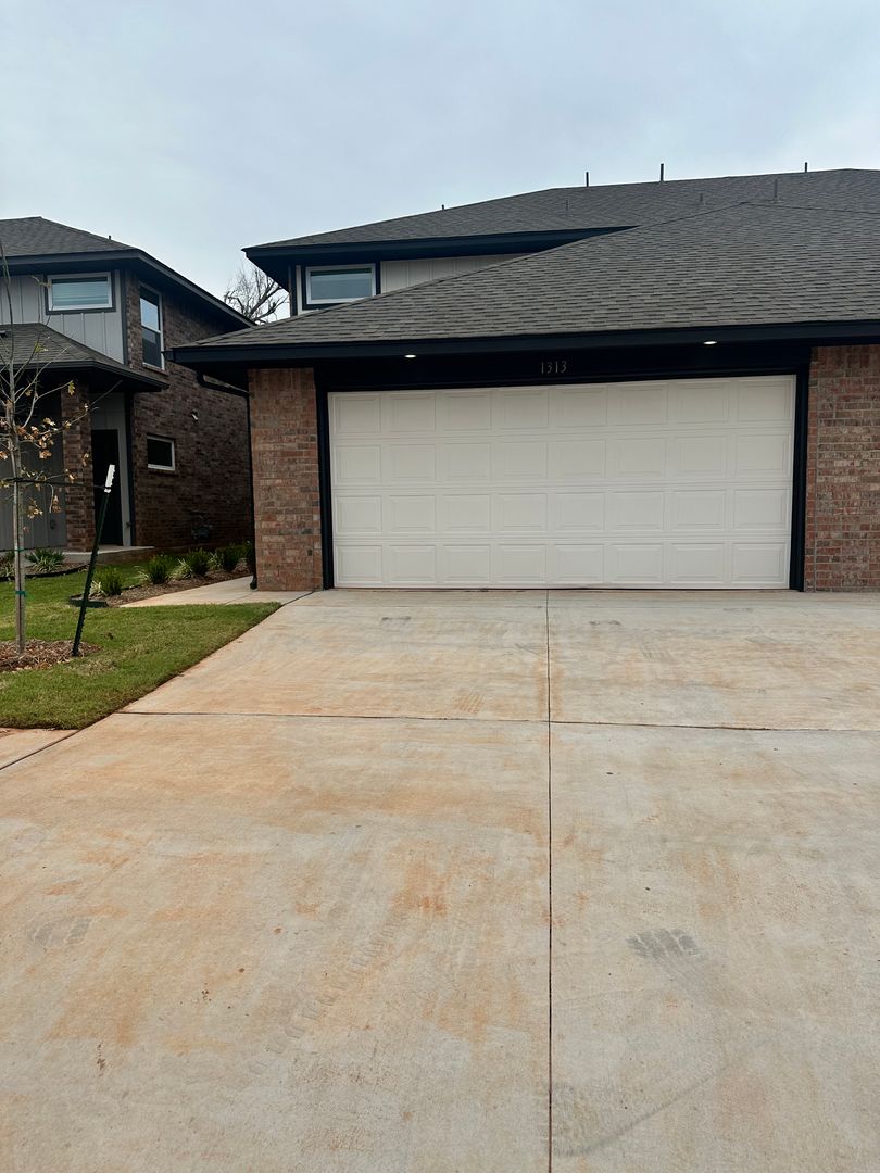 Moore House: 230 SW 34th St., Unit 1313