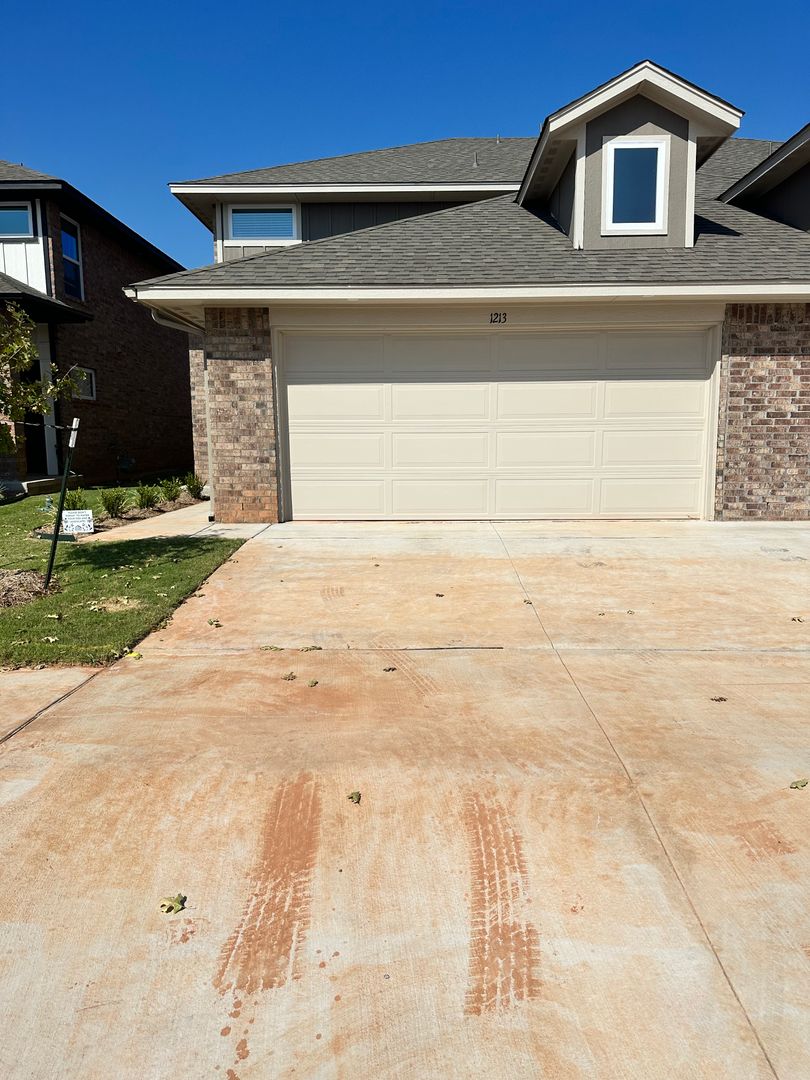 Moore House: 230 SW 34th St., Unit 1213