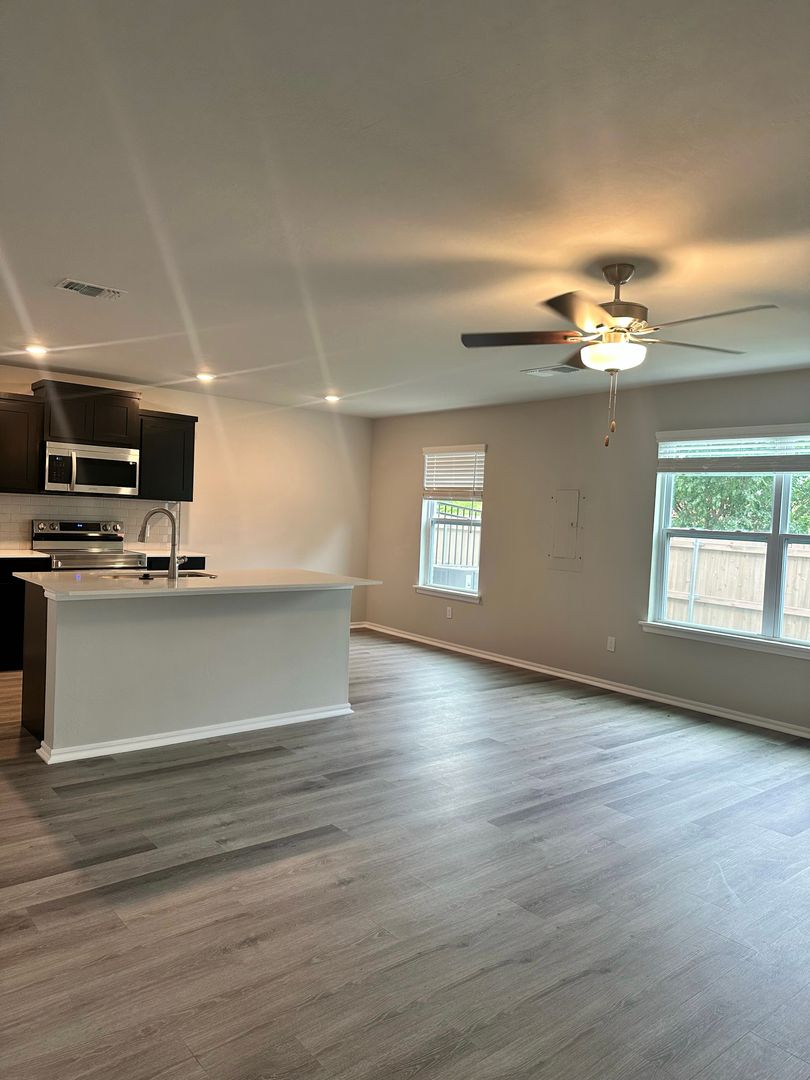 Moore House: 3751 S Broadway Ave, Unit 214