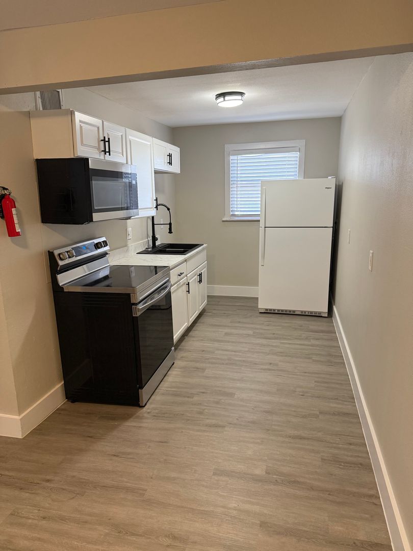 San Antonio Apartment: 813 & 825 E Carson St.