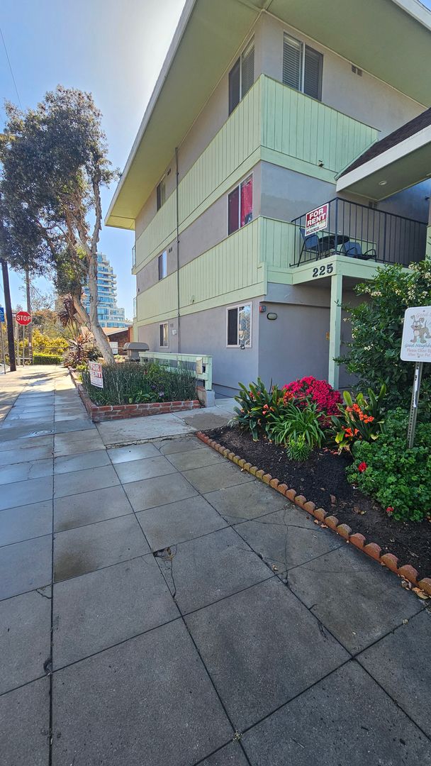 San Diego Apartment: 225 Redwood Street