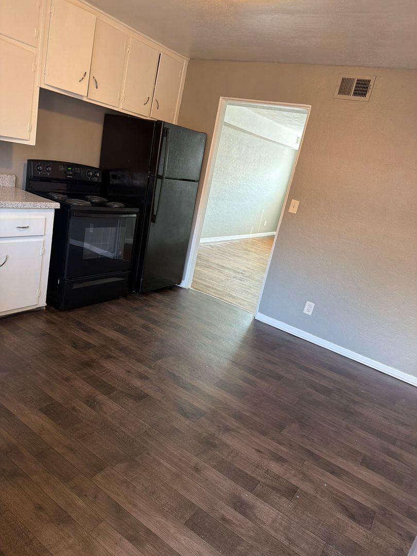 Kansas City Apartment: 1006 Forest Court