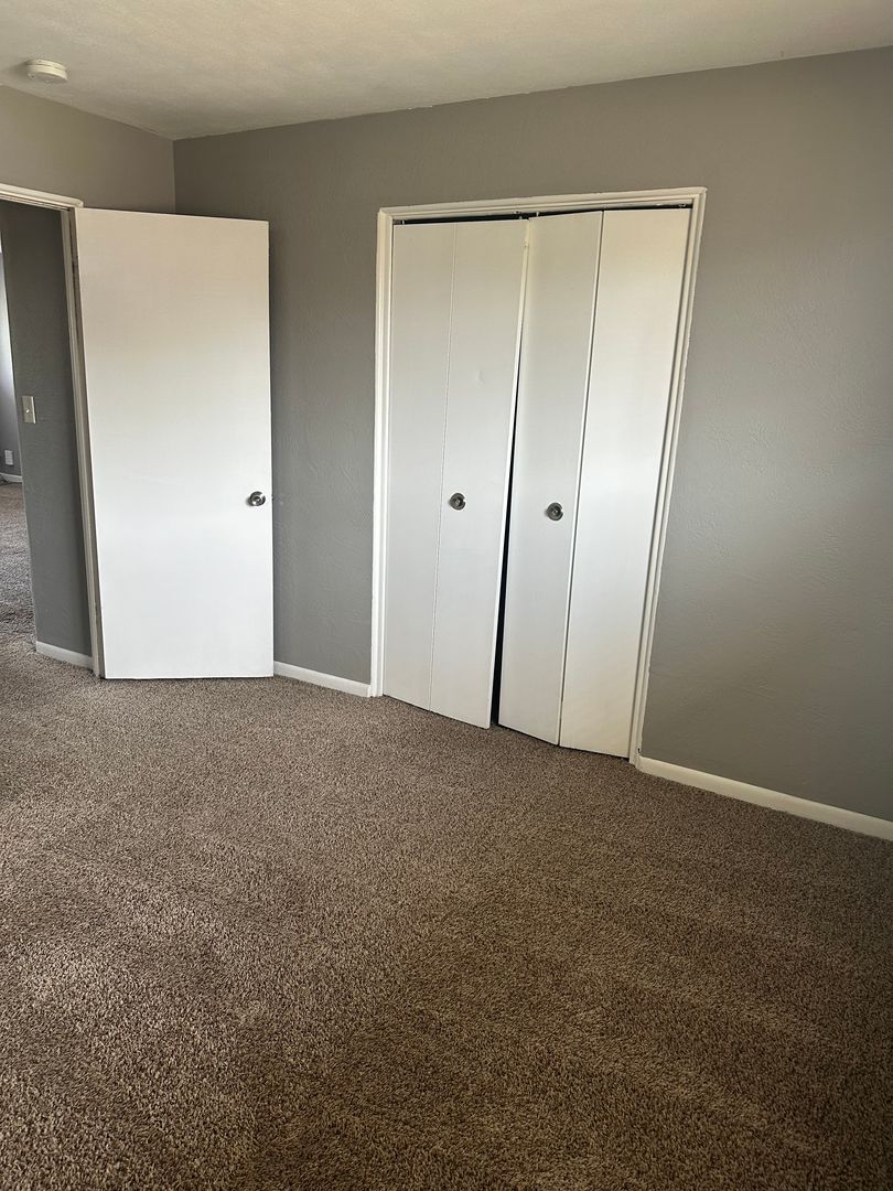 Kansas City Apartment: 1006 Forest Court