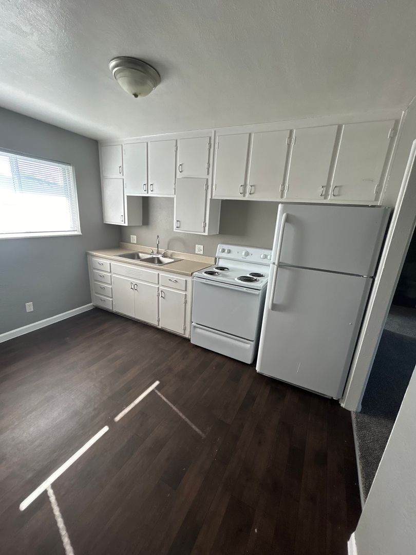 Kansas City Apartment: 1006 Forest Court