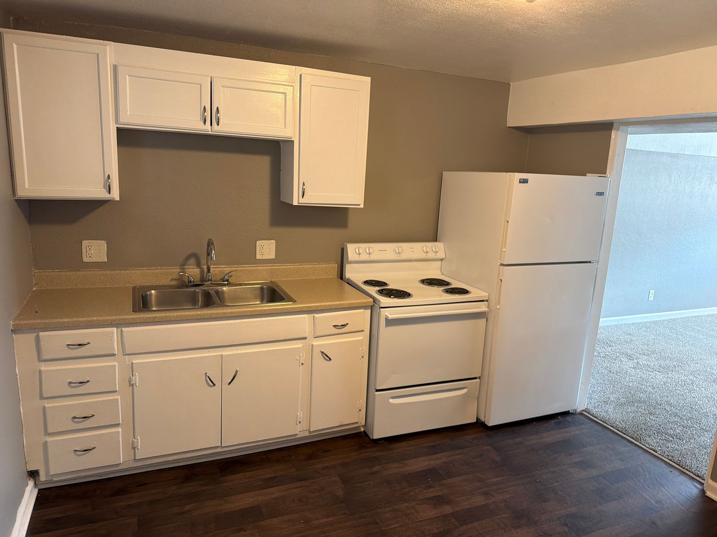Kansas City Apartment: 1006 Forest Court