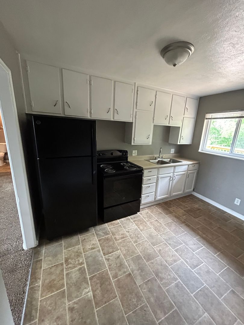 Kansas City Apartment: 1006 Forest Court