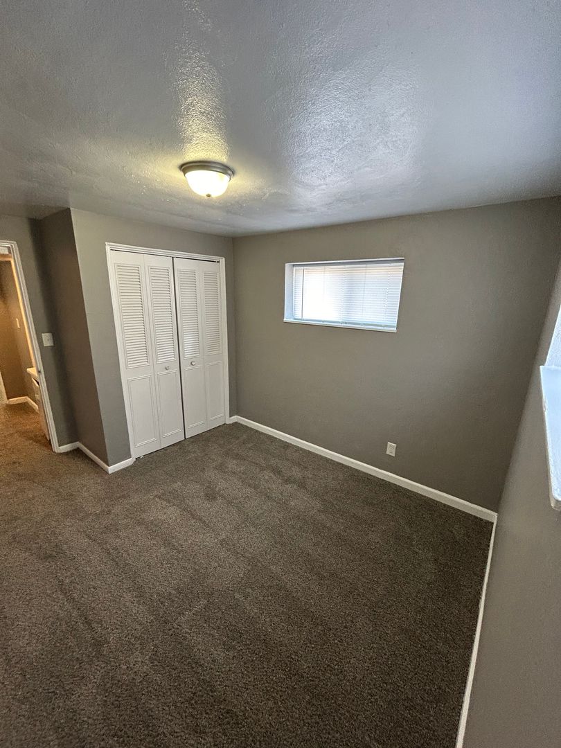 Kansas City Apartment: 1006 Forest Court