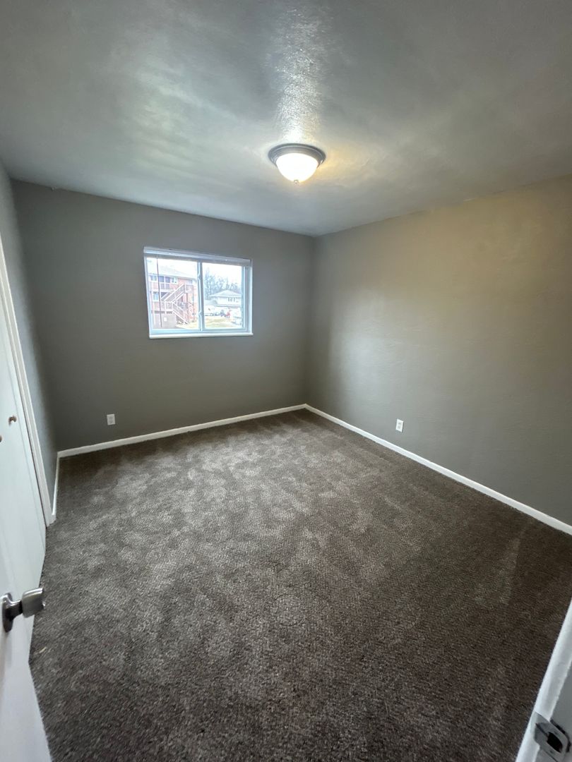 Kansas City Apartment: 1006 Forest Court