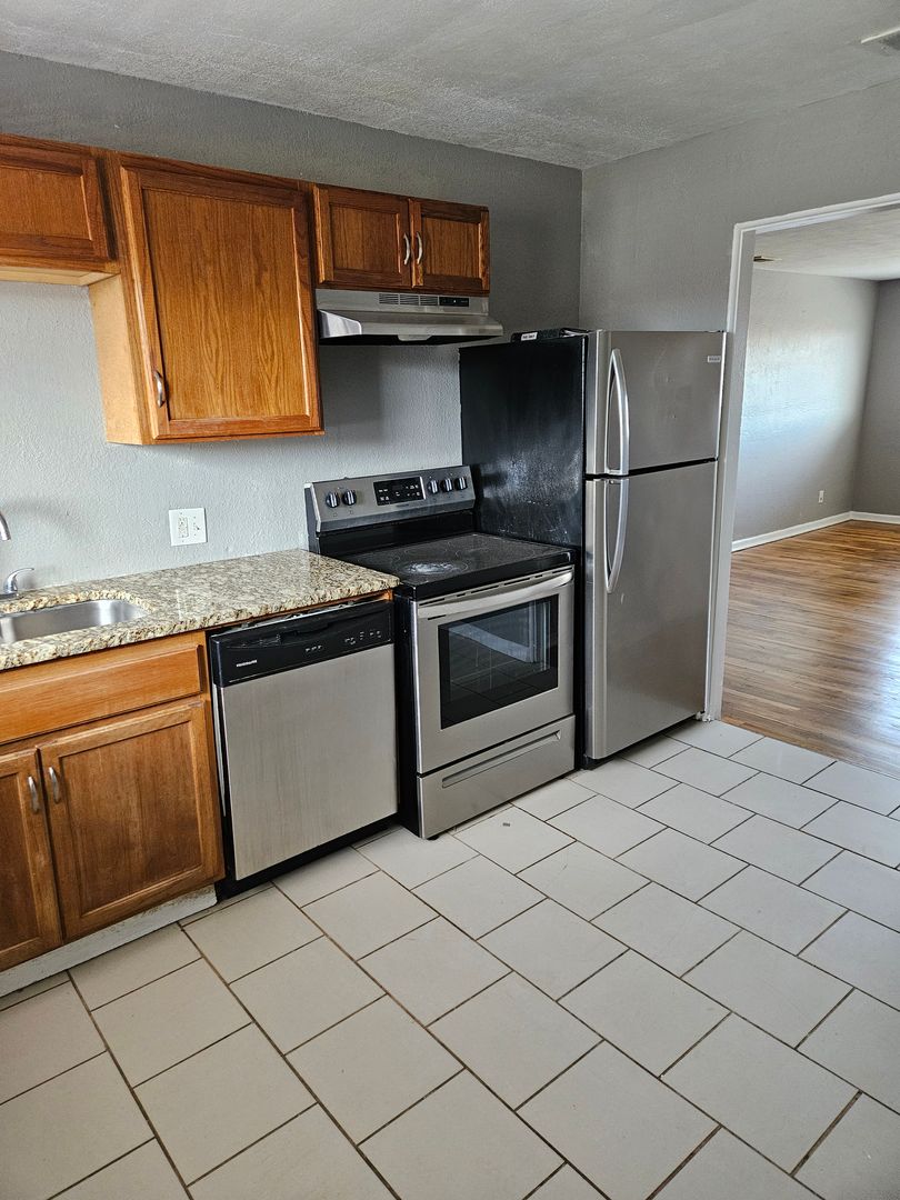 Kansas City Apartment: 1006 Forest Court