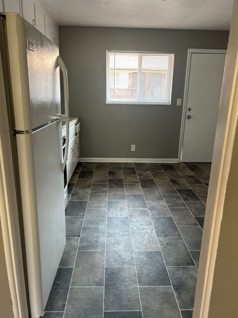Kansas City Apartment: 1006 Forest Court