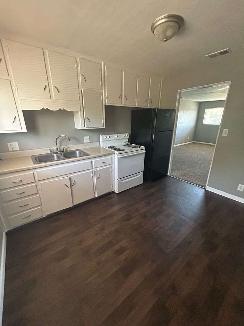 Kansas City Apartment: 1006 Forest Court