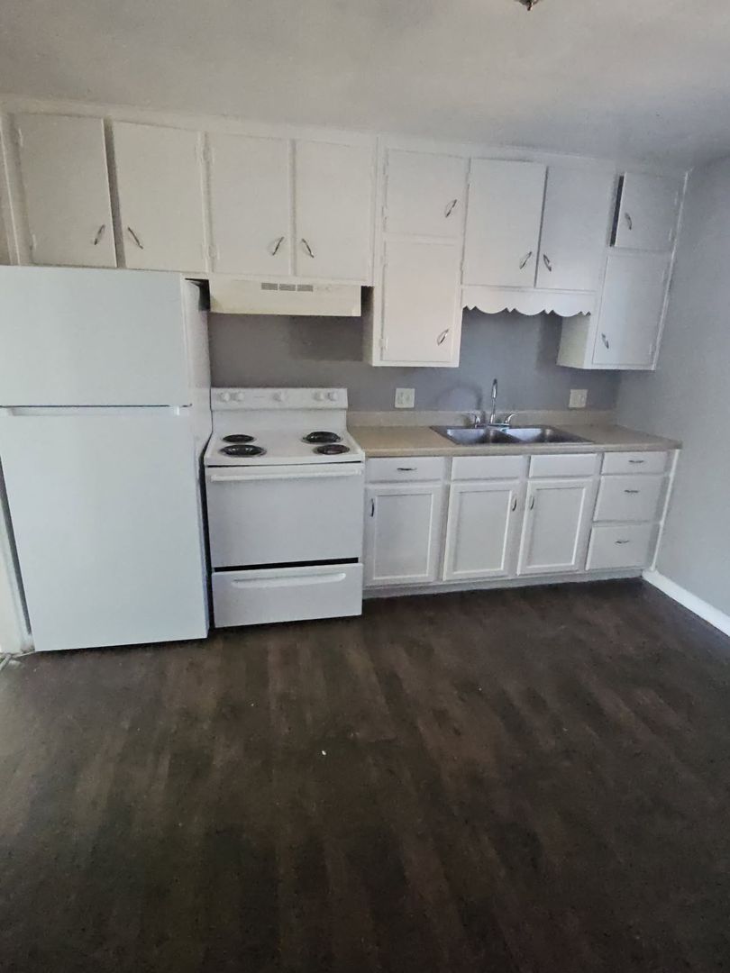 Kansas City Apartment: 1006 Forest Court