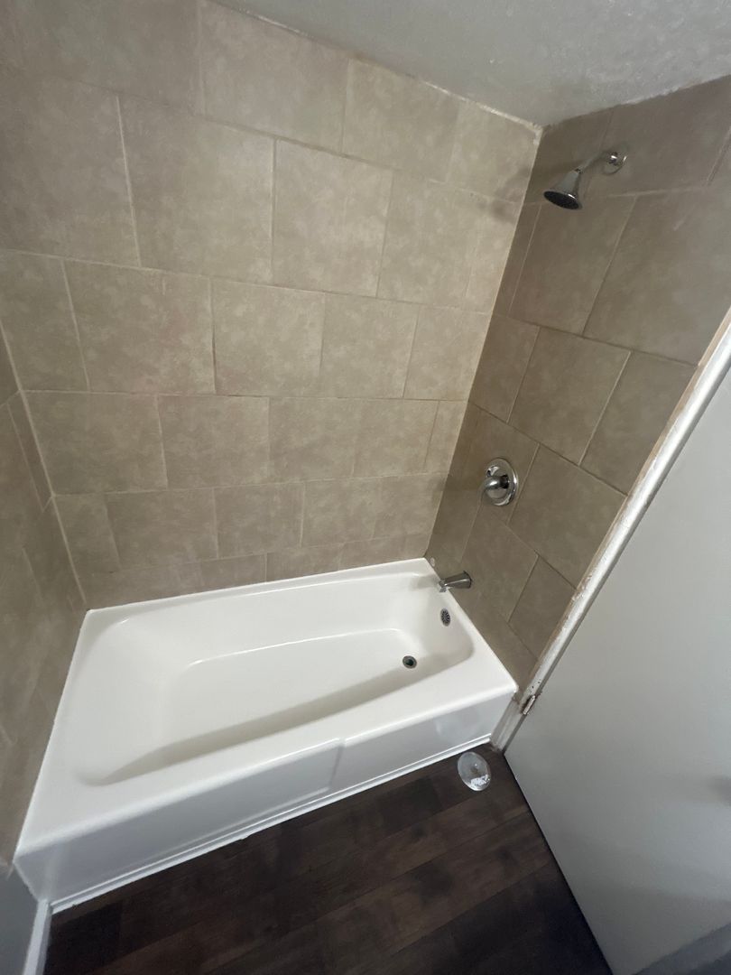 Kansas City Apartment: 1006 Forest Court