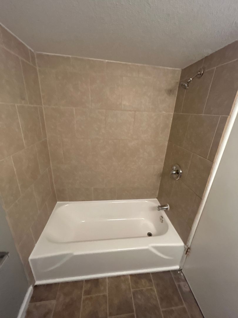 Kansas City Apartment: 1006 Forest Court