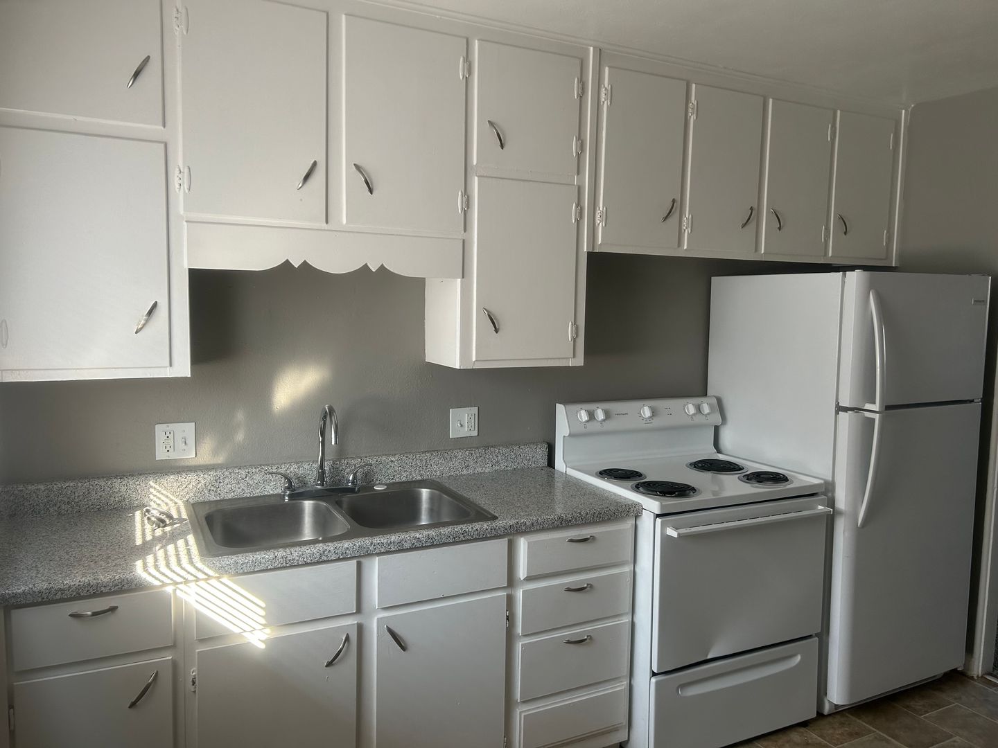 Kansas City Apartment: 1006 Forest Court