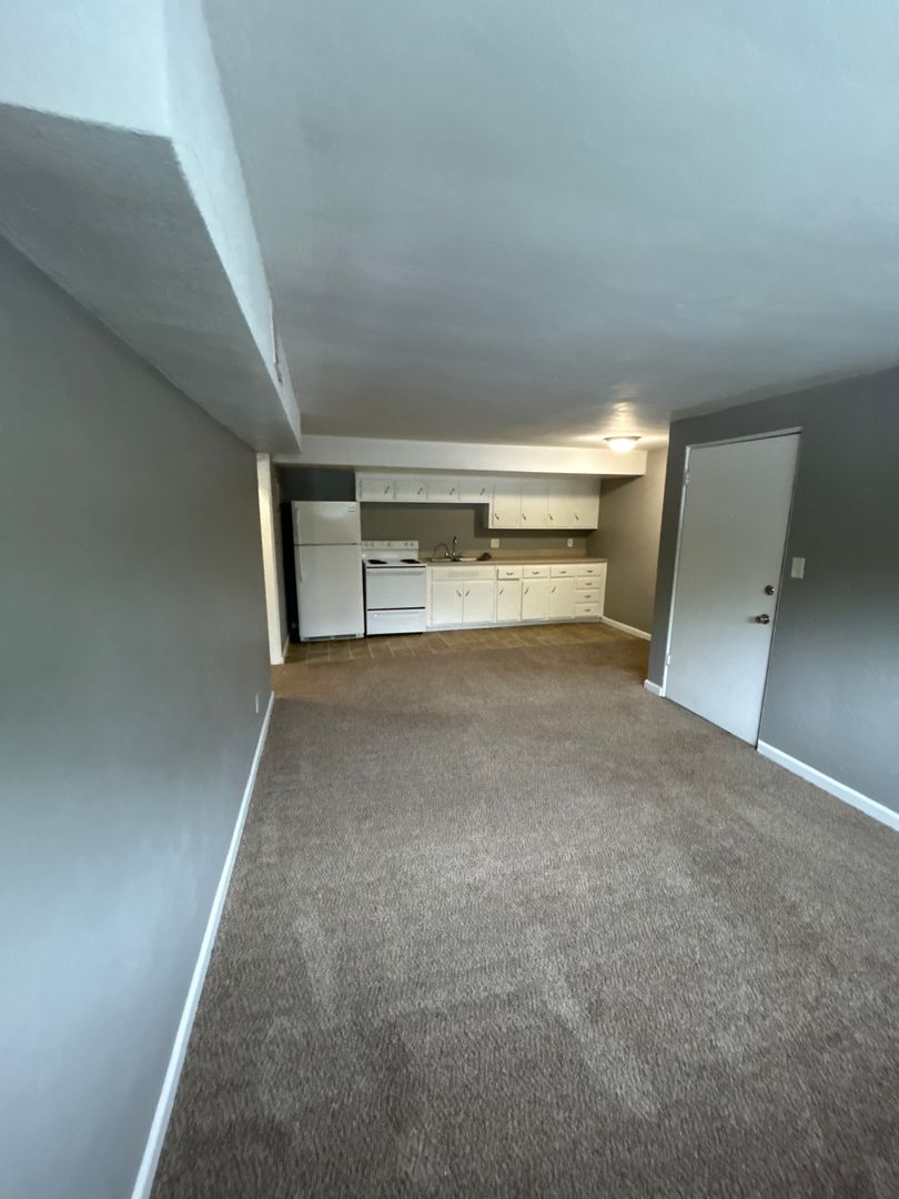 Kansas City Apartment: 1006 Forest Court