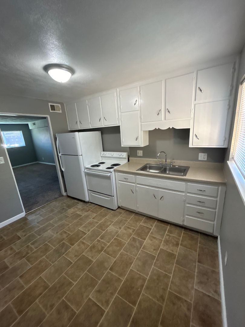Kansas City Apartment: 1006 Forest Court