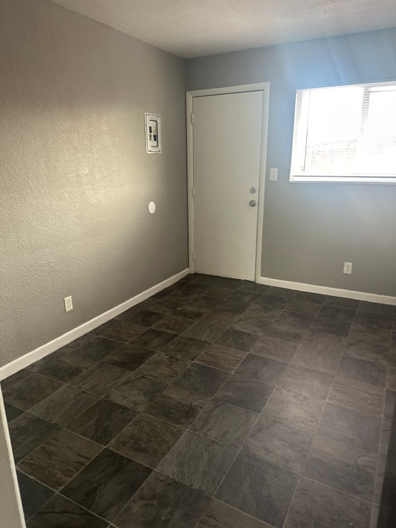 Kansas City Apartment: 1006 Forest Court