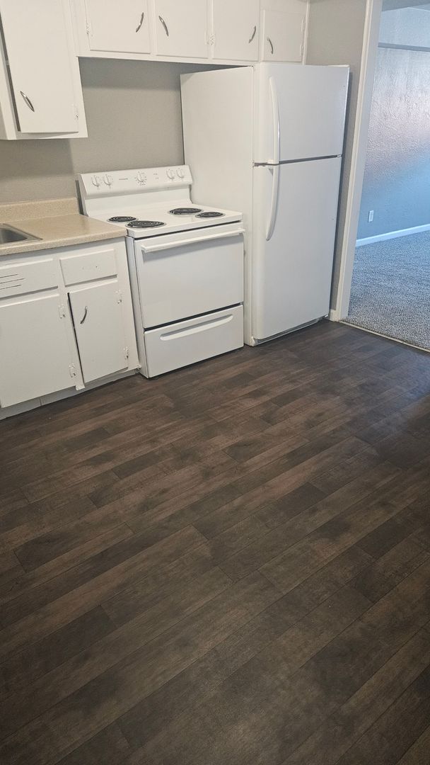 Kansas City Apartment: 1006 Forest Court