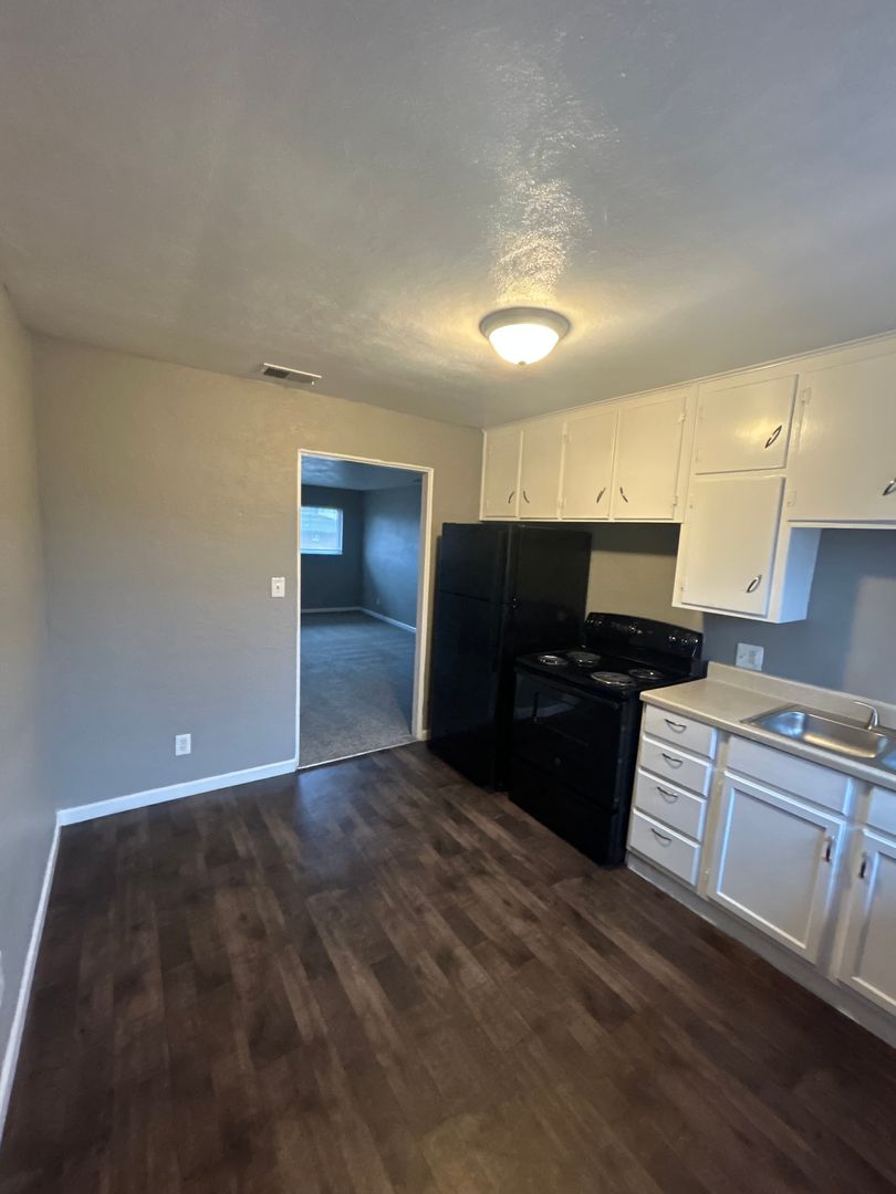 Kansas City Apartment: 1006 Forest Court