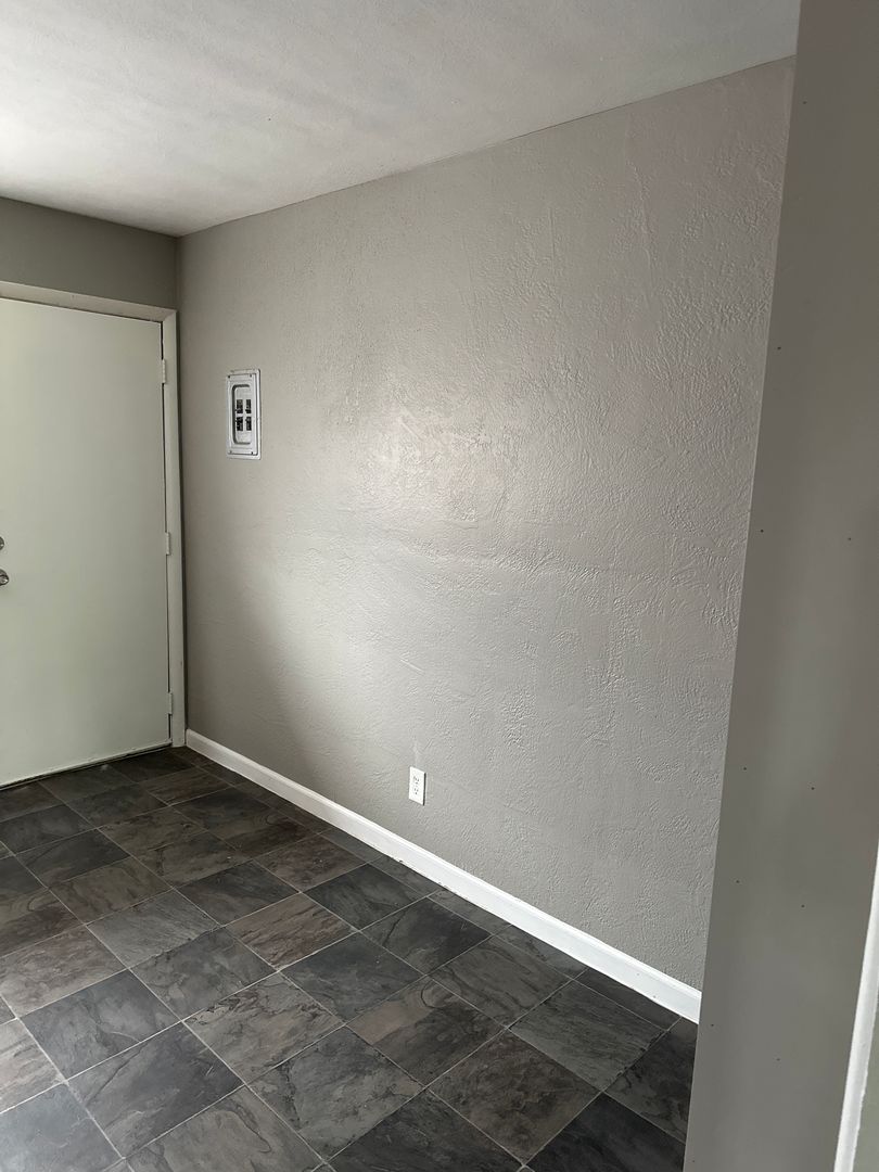 Kansas City Apartment: 1006 Forest Court