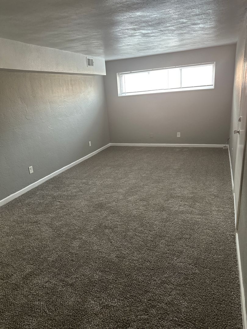 Kansas City Apartment: 1006 Forest Court