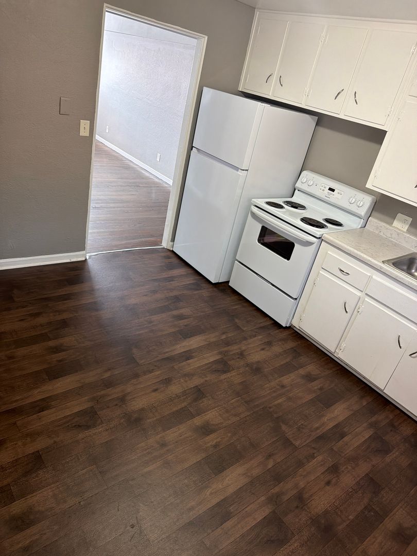 Kansas City Apartment: 1006 Forest Court