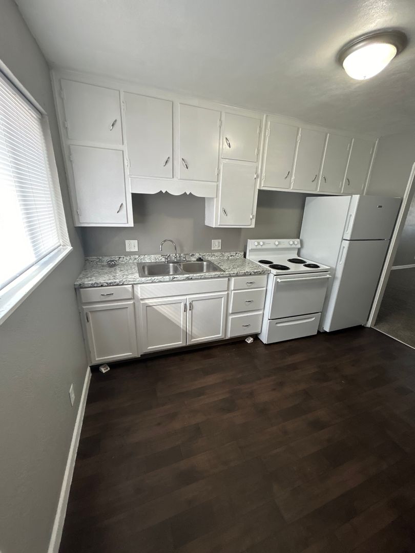 Kansas City Apartment: 1006 Forest Court