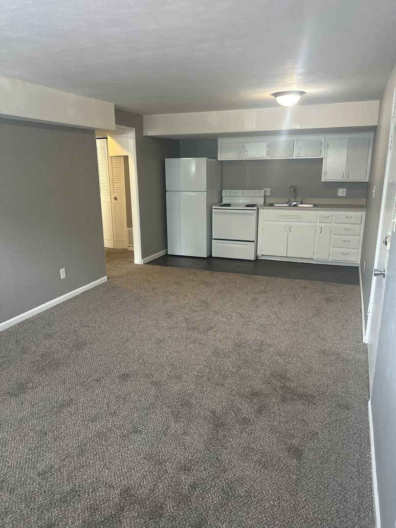 Kansas City Apartment: 1006 Forest Court