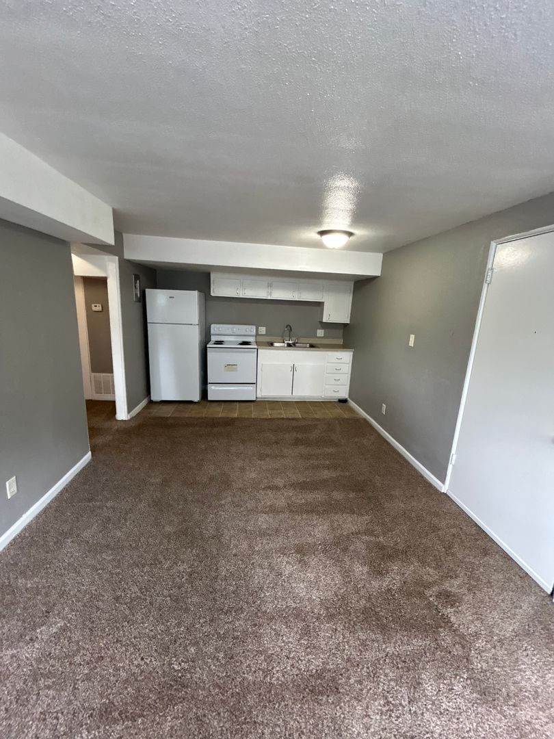 Kansas City Apartment: 1006 Forest Court
