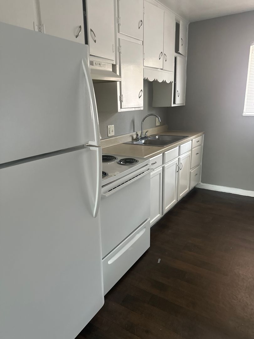 Kansas City Apartment: 1006 Forest Court