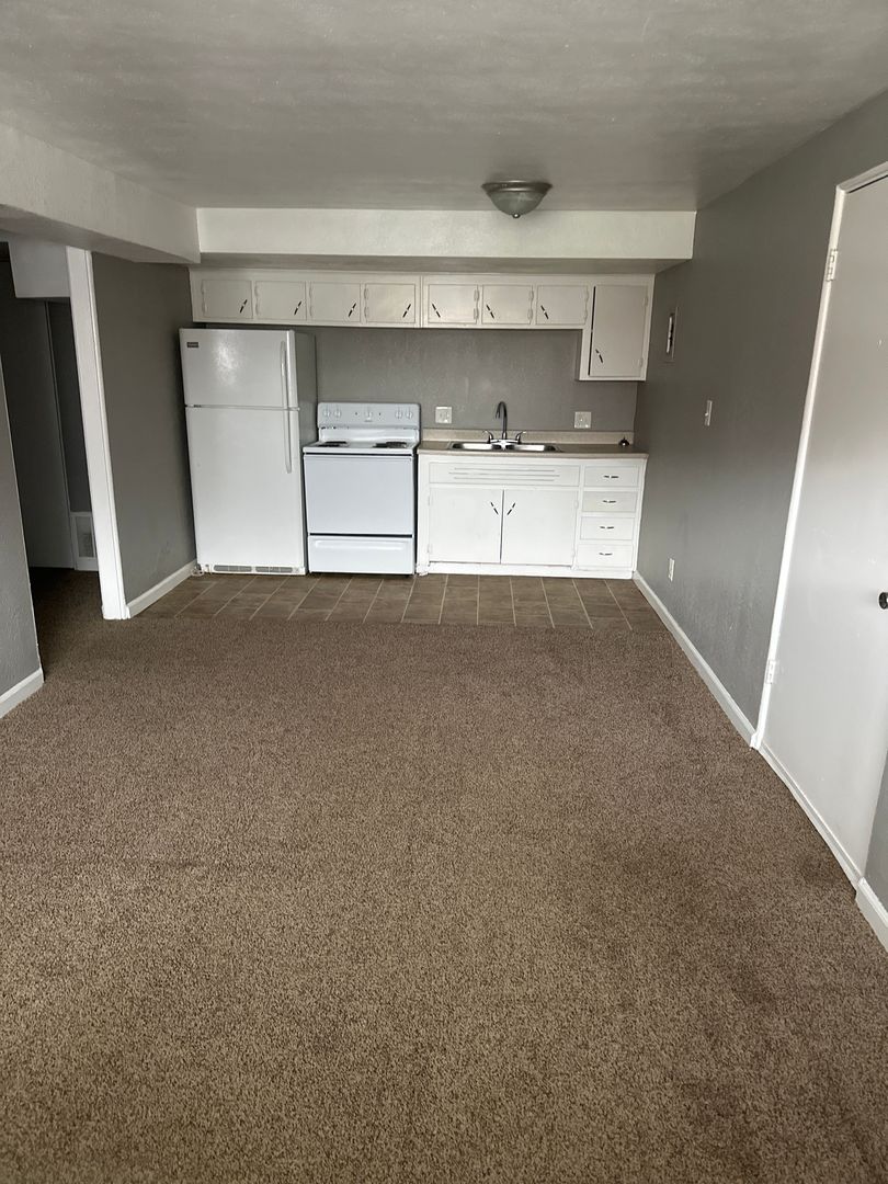 Kansas City Apartment: 1006 Forest Court