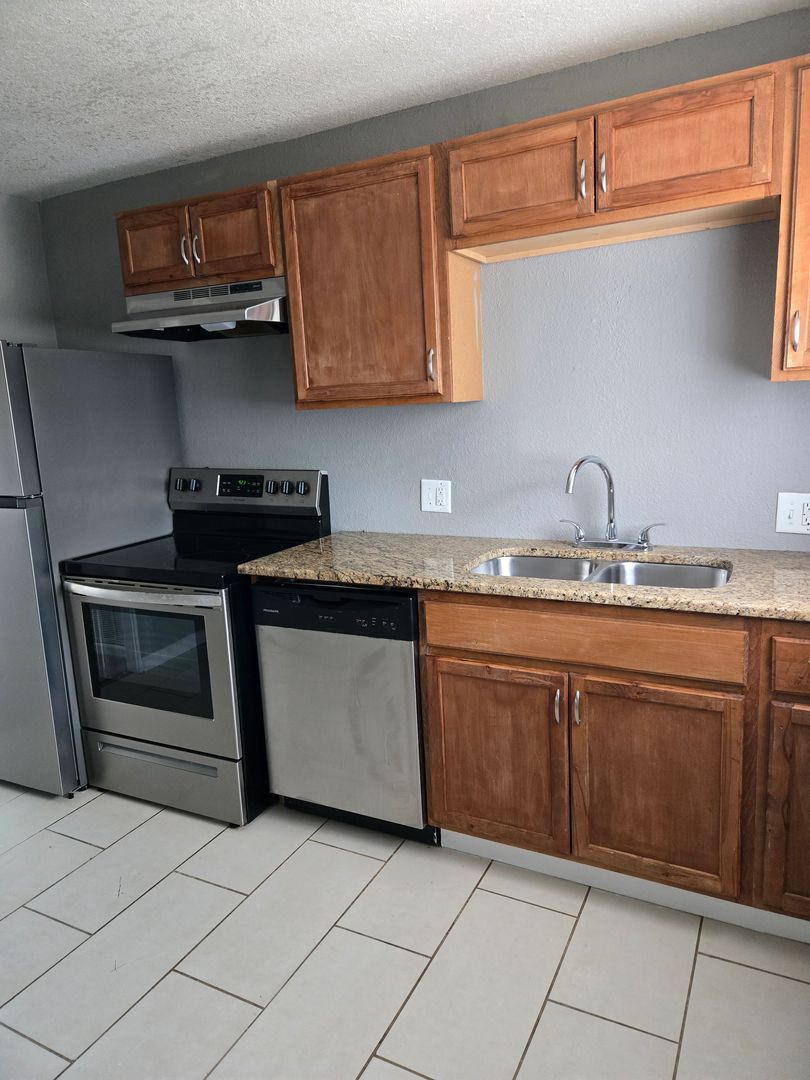Kansas City Apartment: 1006 Forest Court