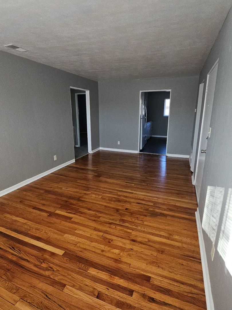 Kansas City Apartment: 1006 Forest Court