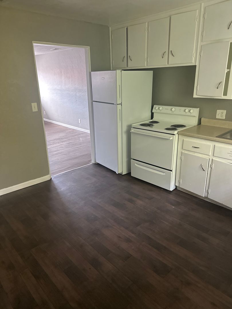 Kansas City Apartment: 1006 Forest Court