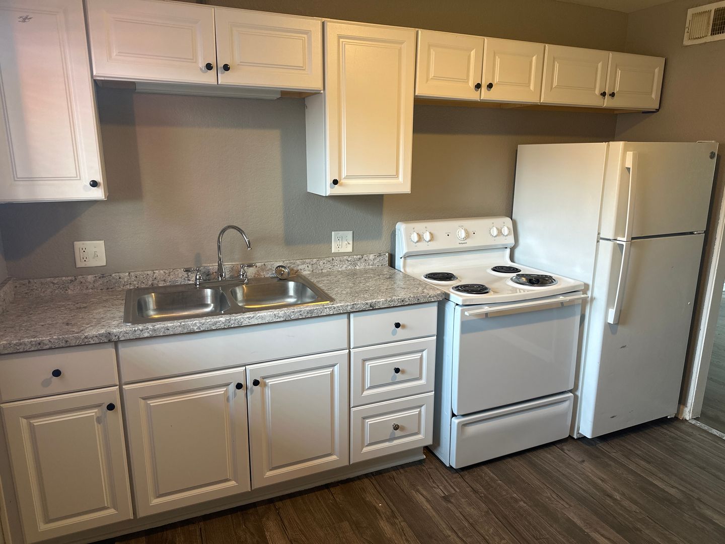 Kansas City Apartment: 1006 Forest Court