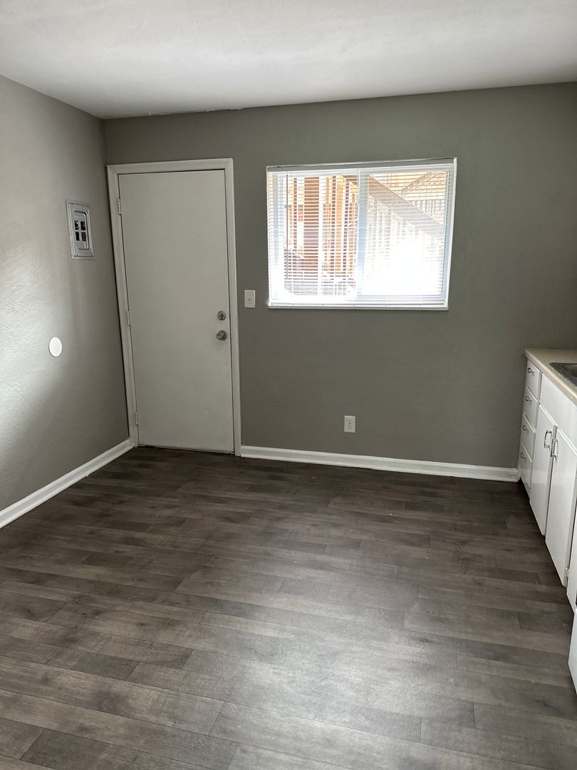 Kansas City Apartment: 1006 Forest Court