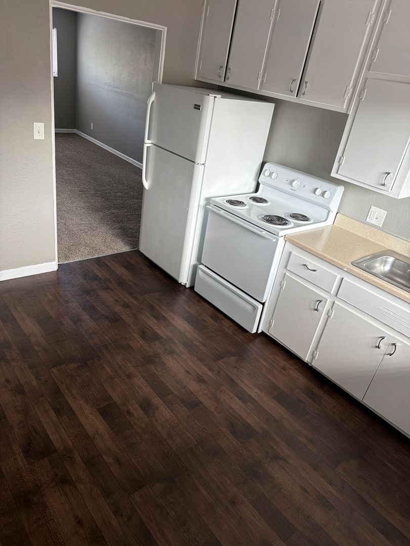 Kansas City Apartment: 1006 Forest Court
