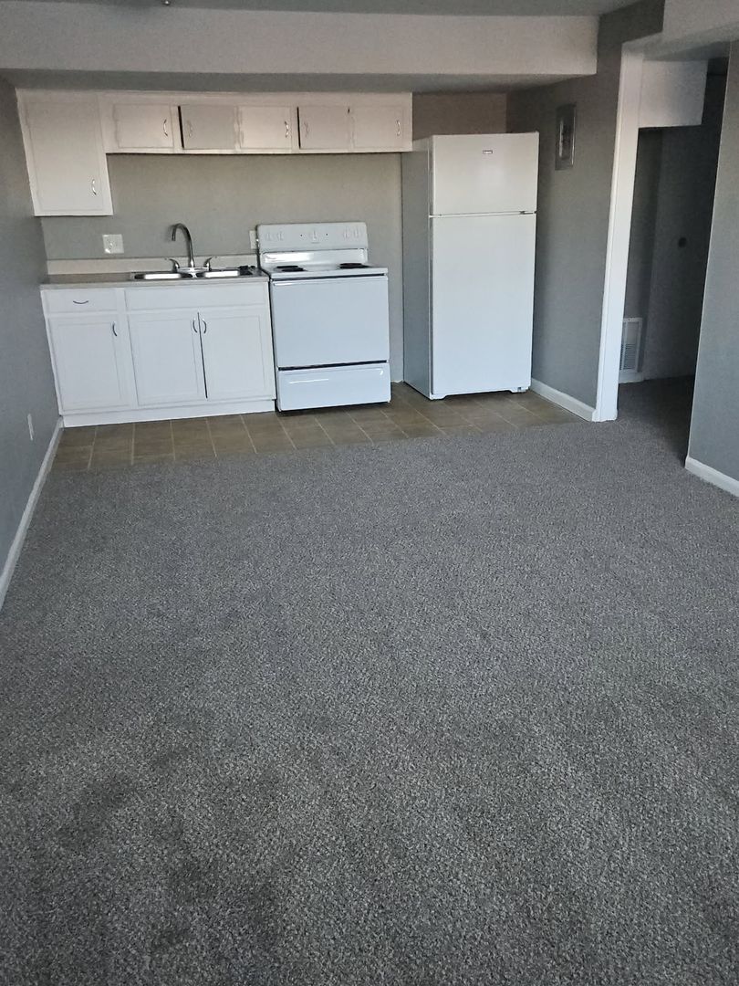 Kansas City Apartment: 1006 Forest Court