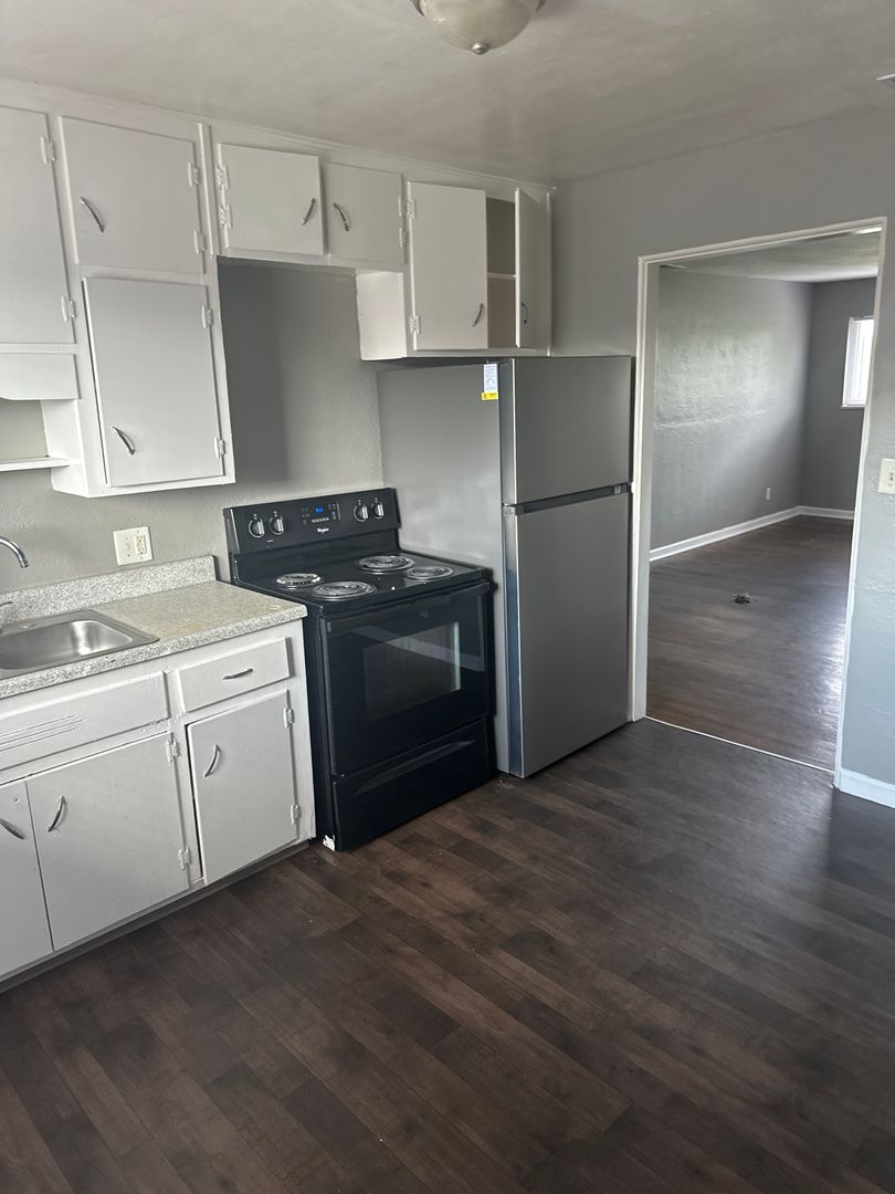 Kansas City Apartment: 1006 Forest Court