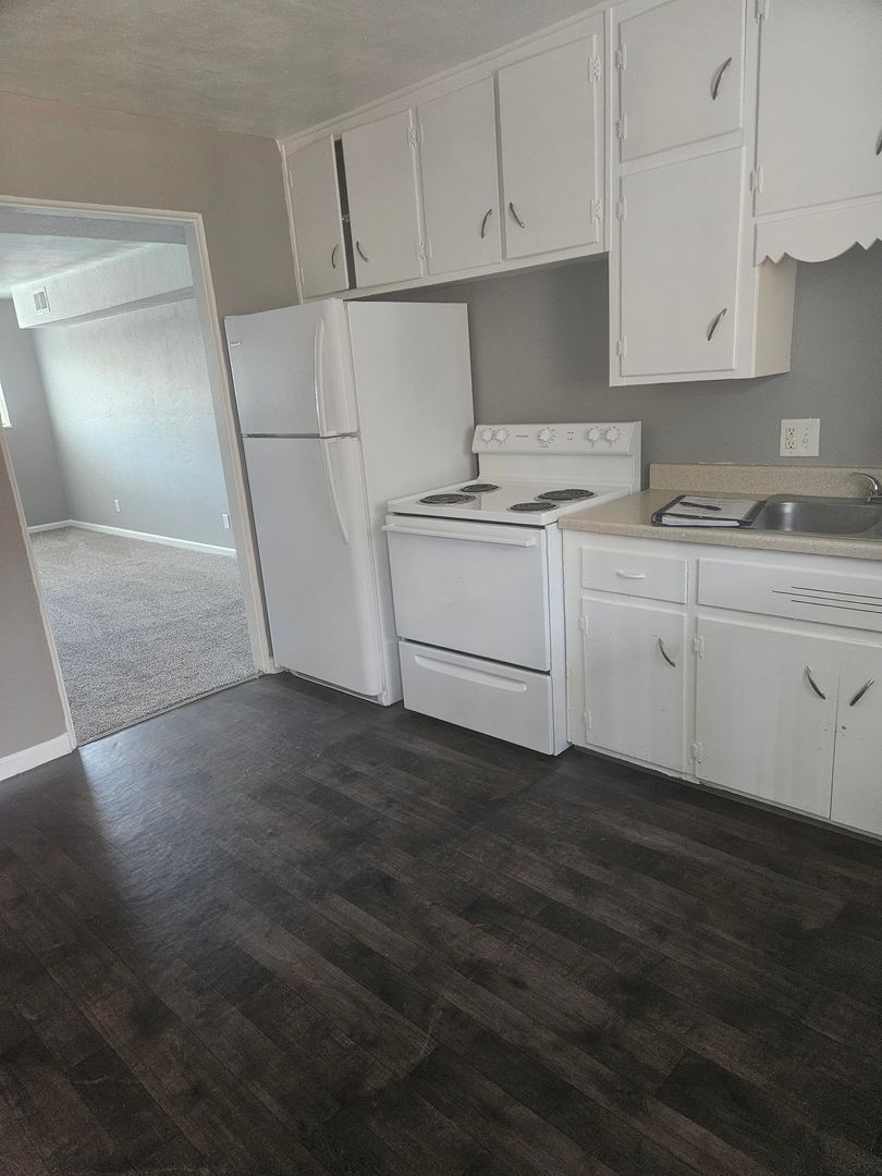 Kansas City Apartment: 1006 Forest Court