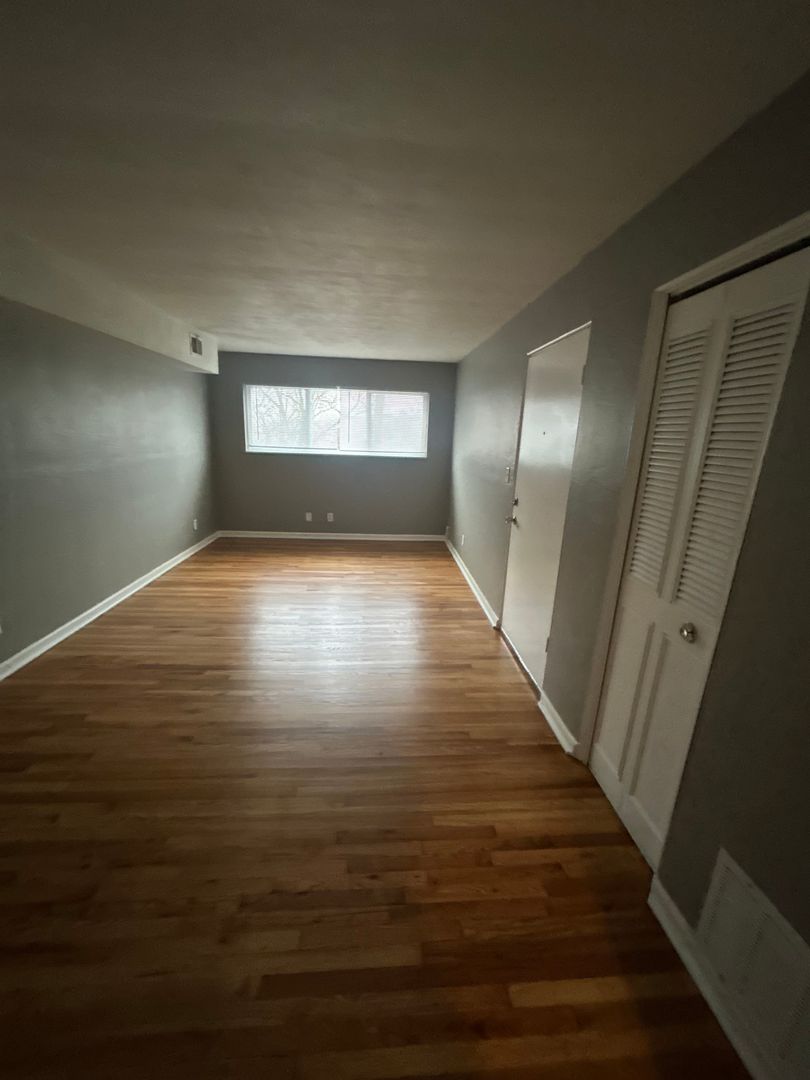 Kansas City Apartment: 1006 Forest Court